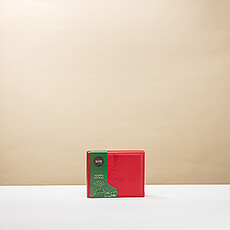Een leren doos met een opvallend elegante vormgeving. Ze is gevuld met een selectie van de beste pralines van Corné Port-Royal.